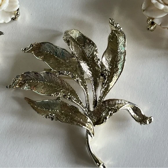 Vintage Carved White Roses And Leaves Brooch Set of 3 ~Gold Tone Metal - Picture 9 of 10